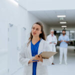 Profissional de medicina mulher andando pelo hospital e pensando em criar um PJ médico