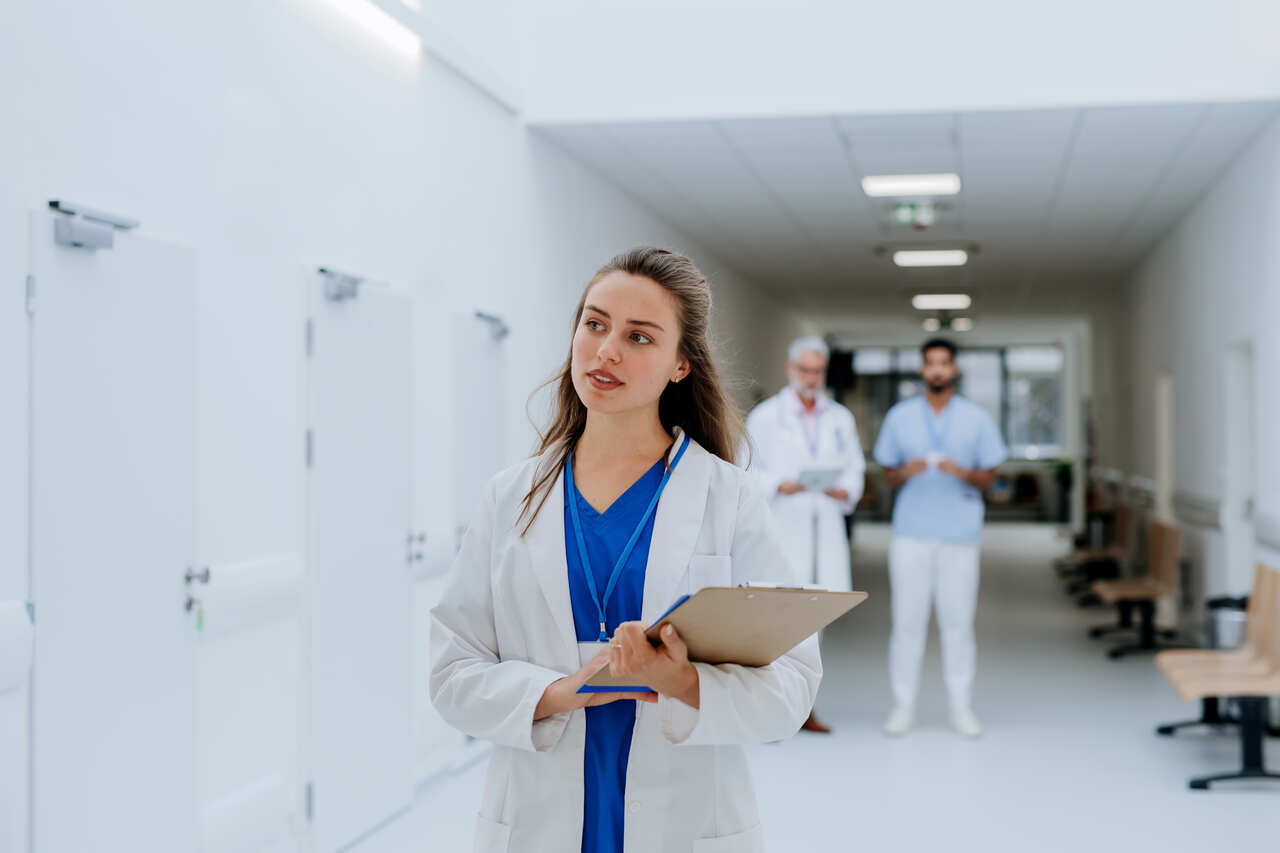 Profissional de medicina mulher andando pelo hospital e pensando em criar um PJ médico
