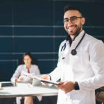 Médicos que se prepararam para a aprova do enare